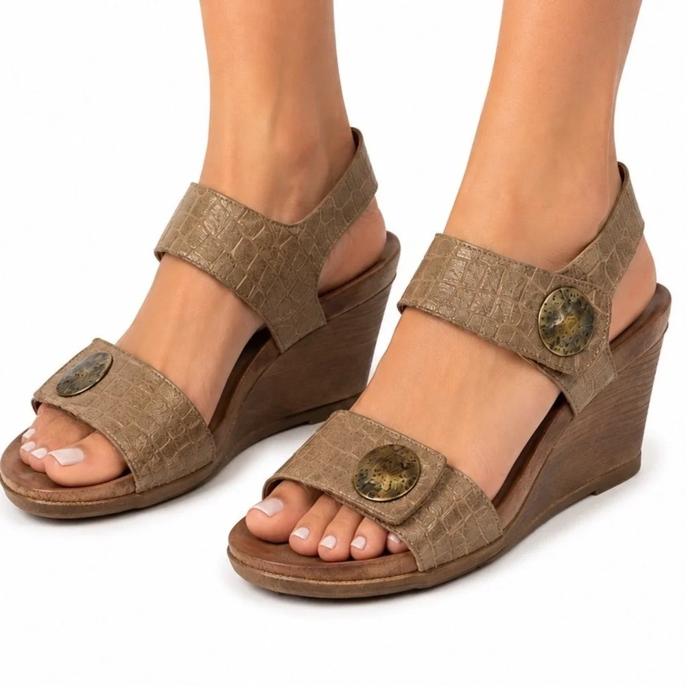 Taos Carousel 2 Metallic Gold Embossed Leather Wedge Sandals Women's Size 7-7.5